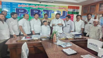 مرحوم محمد اسد علی، نائب صدر PRTU TS کے اہلِ خانہ کو ایک لاکھ روپے کا چیک پیش کیا گیا