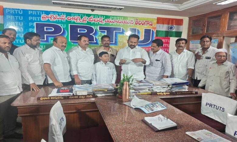 مرحوم محمد اسد علی، نائب صدر PRTU TS کے اہلِ خانہ کو ایک لاکھ روپے کا چیک پیش کیا گیا