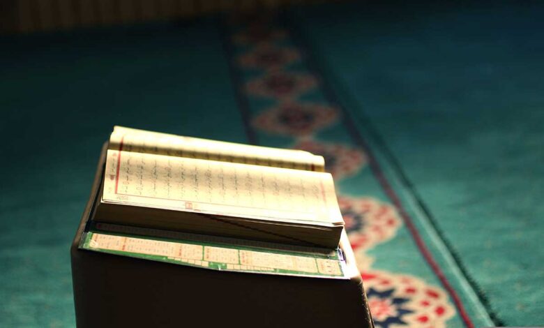 منبر پر قرآن مجید رکھنا