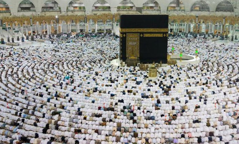 حج سیزن کا آغاز: خانہ کعبہ کے غلاف کو بلند کر دیا گیا