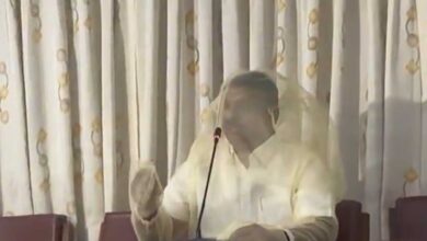 حیدرآباد میں مچھروں کی بھرمار پر ہنگامہ، مچھر دانی پہن کر ایم ایل اے کا انوکھا احتجاج