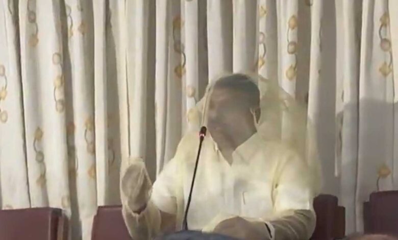 حیدرآباد میں مچھروں کی بھرمار پر ہنگامہ، مچھر دانی پہن کر ایم ایل اے کا انوکھا احتجاج