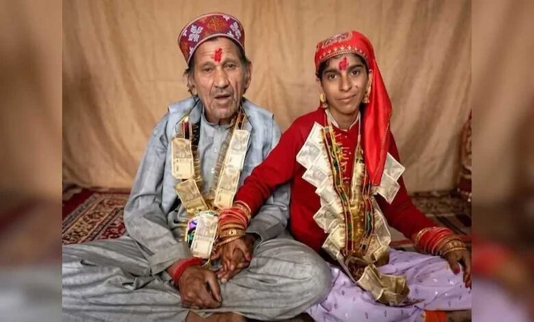 ہماچل میں 66 سالہ دولہے اور 35 سالہ دلہن کی شادی کے چرچے