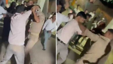 باراتیوں کا ہنگامہ، مشتعل بھیڑ نے پولیس عہدیداروں کو دوڑا دوڑا کر پیٹا گیا (ویڈیو)