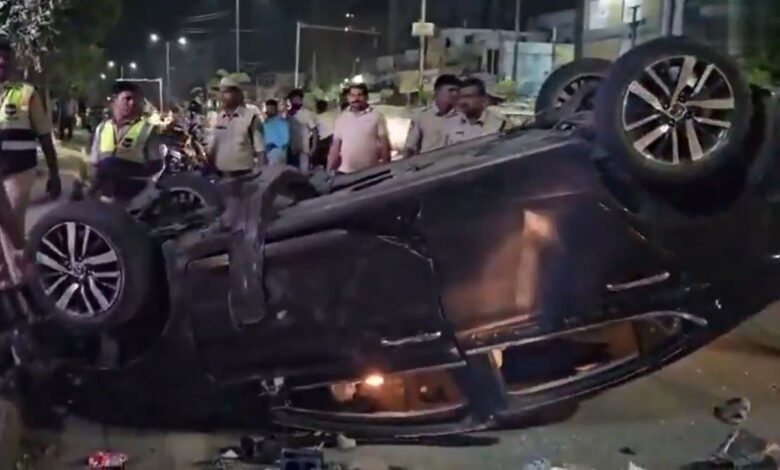 حیدرآباد روڈ حادثہ: تیز رفتار کار کی ٹکر سے دو بی ٹیک طلبہ سمیت 3 نوجوان ہلاک