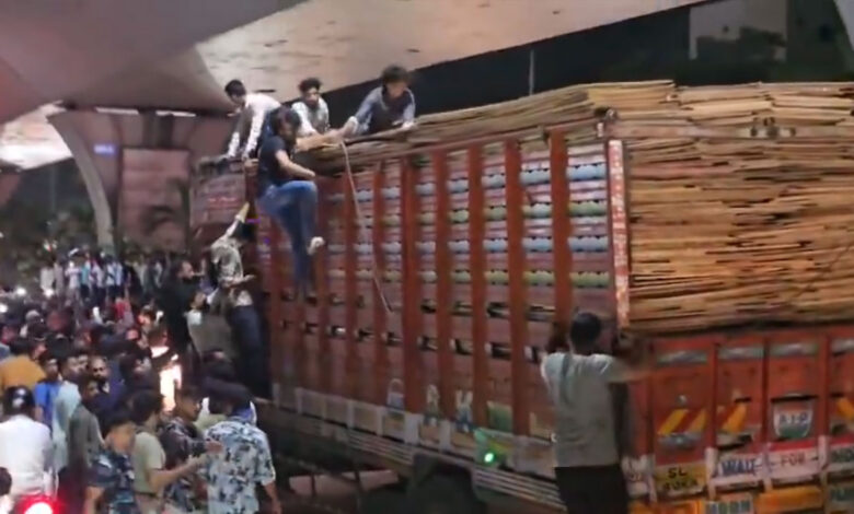 عطاپور میں “گاؤ رکھشکوں” کی ہنگامہ آرائی،کنٹینر میں جانور نہیں، پلائی ووڈ نکلنے پر بھی پتھراؤ