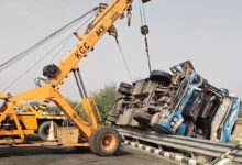 الور میں بس پلٹنے سے 40 افراد زخمی