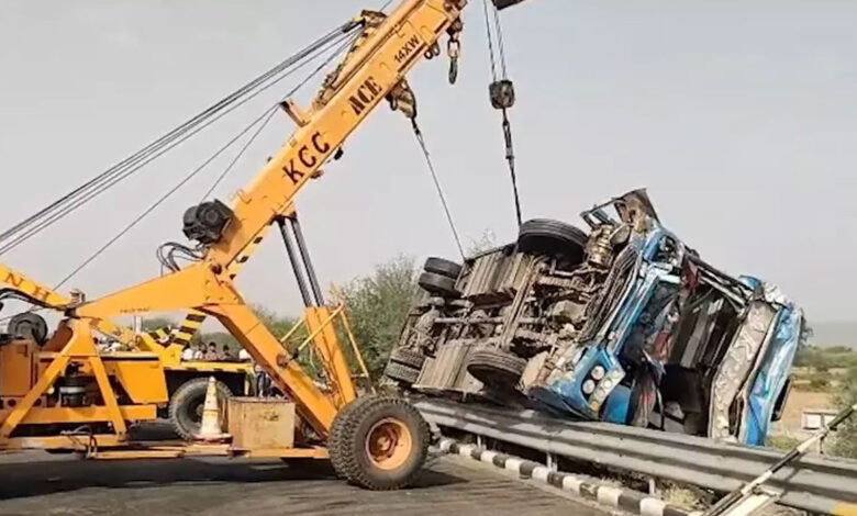 الور میں بس پلٹنے سے 40 افراد زخمی
