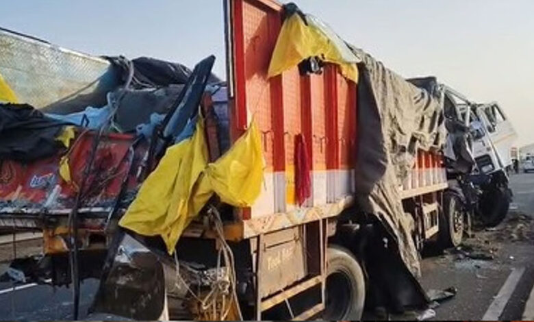 دھولے-ممبئی-آگرہ ہائی وے پر تین گاڑیوں کے درمیان تصادم میں چھ افراد ہلاک، 26 زخمی