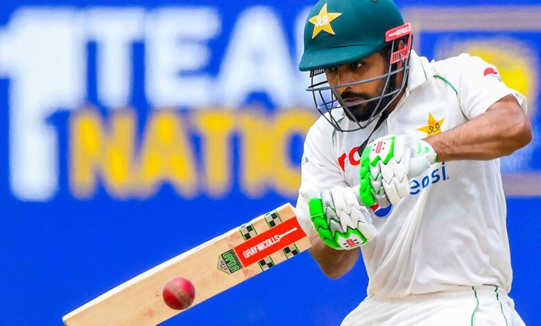 بابر اعظم گھٹنے کی چوٹ کے باعث بنگلہ دیش کے خلاف پہلے ٹیسٹ میچ سے باہر