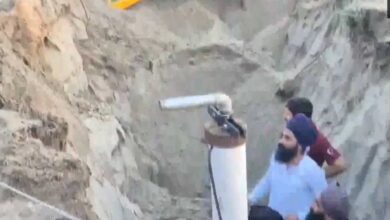 3 سالہ بچہ 25 فٹ گہرے بورویل میں گر گیا، ریسکیو آپریشن جاری (ویڈیو)
