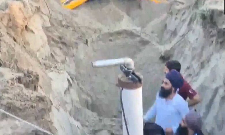 3 سالہ بچہ 25 فٹ گہرے بورویل میں گر گیا، ریسکیو آپریشن جاری (ویڈیو)