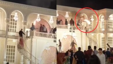 شادی کے اسٹیج پر اچانک آگ بھڑک اٹھی، دلہا دلہن بال بال بچ گئے، مہمانوں میں بھگدڑ | ویڈیو دیکھیں