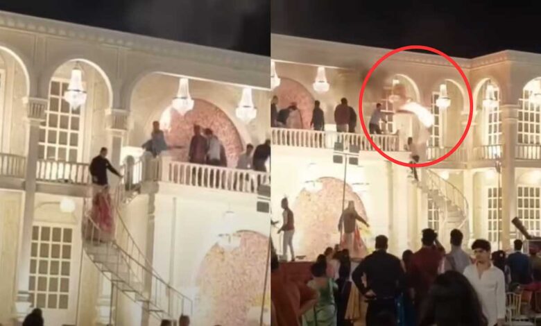 شادی کے اسٹیج پر اچانک آگ بھڑک اٹھی، دلہا دلہن بال بال بچ گئے، مہمانوں میں بھگدڑ | ویڈیو دیکھیں