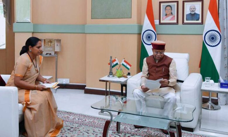 Kavita meets Governor, demands resolution of problems of victims and farmers
