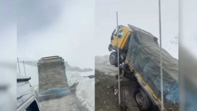 سڑک اچانک غائب، ٹرک زمین میں دھنس گیا، منظر ایسا کہ روح کانپ جائے