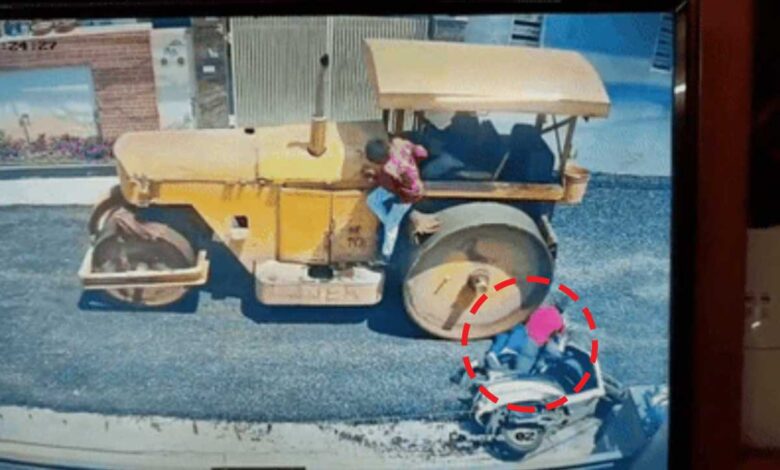 روڈ رولر نے باپ بیٹی کو کچل دیا۔ والد کی موت، معصوم زندگی اور موت کی جنگ لڑ رہی ہے۔ دردناک ویڈیو