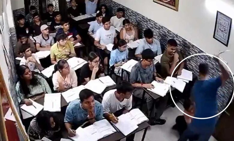 ٹیوشن کلاس میں طالب علم پر ڈنڈوں، لاتوں اور گھونسوں کی برسات، ویڈیو وائرل
