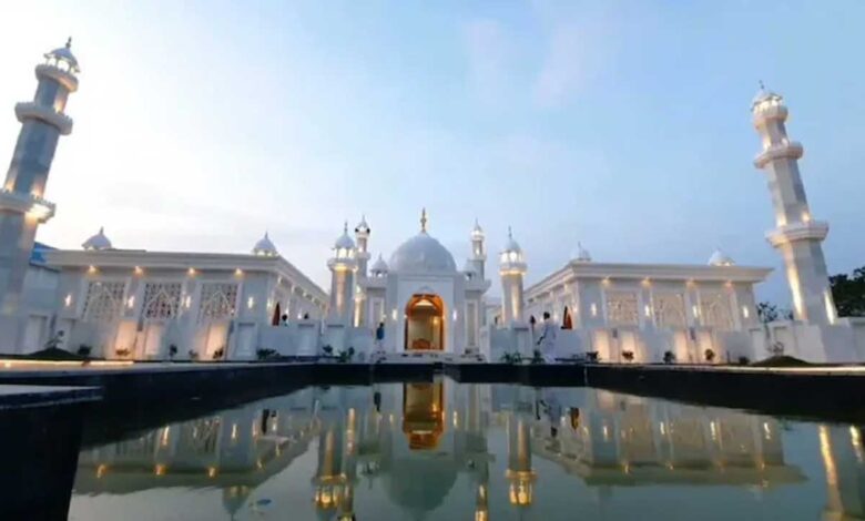 "صرف مقبرہ نہیں، عبادت گاہ بھی ہے: بیٹے نے ماں کی یاد میں تعمیر کردہ 'تاج محل' کو انسانیت کے نام کر دیا"