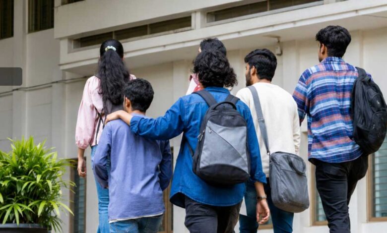 یونیورسٹیوں اور کالجس میں طلبا کے لئے یونیفارم کا لزوم