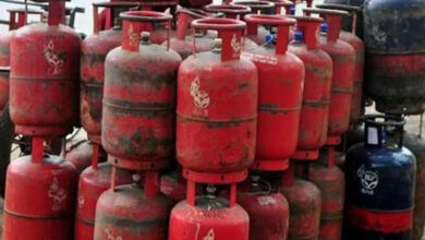 سبسڈی والے سلنڈر کی تعداد کم کر کے حکومت غریبوں کو کھانے سے بھی کر رہی ہے محروم