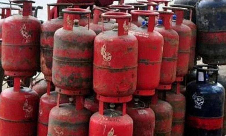 سبسڈی والے سلنڈر کی تعداد کم کر کے حکومت غریبوں کو کھانے سے بھی کر رہی ہے محروم