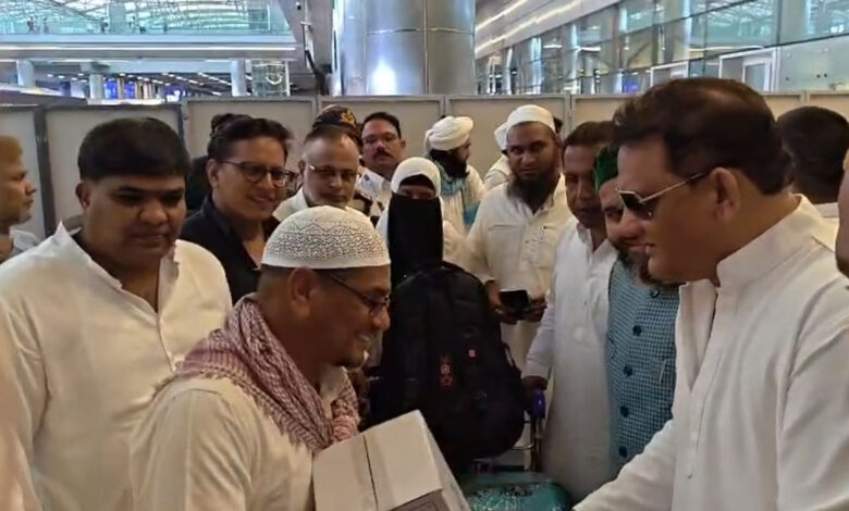حج 2026: حیدرآباد پہنچنے حج 2026: حیدرآباد میں پہلے حج قافلے کا شاندار استقبال، ایئرپورٹ پر خوشی اور جذبات کے دلکش مناظروالی پہلی پرواز کا شانداراستقبال، ایئرپورٹ پر جذباتی مناظر