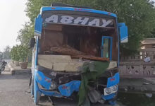 مہامایا فلائی اوور کے پاس فرخ آباد سے دہلی جا رہی بس ڈیوائیڈر سے ٹکرا کر پلٹی