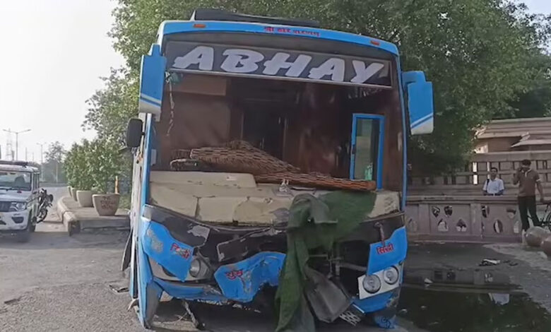 مہامایا فلائی اوور کے پاس فرخ آباد سے دہلی جا رہی بس ڈیوائیڈر سے ٹکرا کر پلٹی