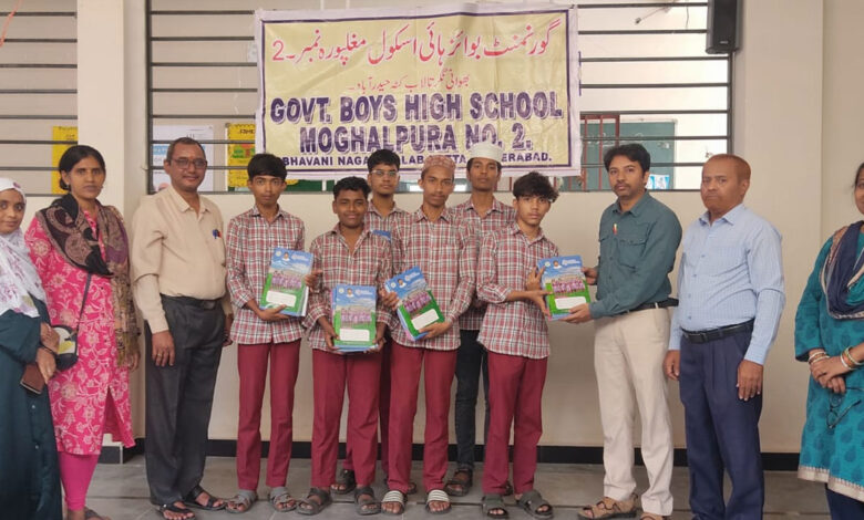 جی بی ایچ ایس مغلپورہ نمبر 2 میں درسی کتب اور کاپیوں کی تقسیم، طلبہ کو محنت، وقت کی پابندی اور تعلیمی جستجو کی تلقین