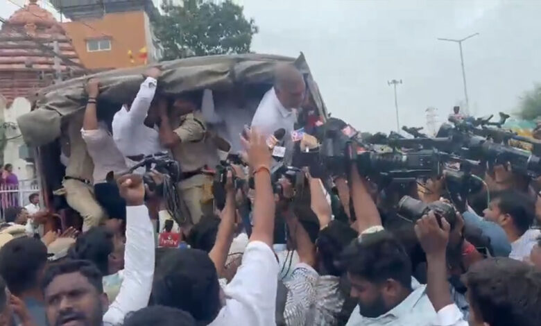 گروکل اسکولوں میں بدعنوانی کے الزامات پر حیدرآباد میں کشیدگی، وزراء اور بی آر ایس رہنما آمنے سامنے، ہریش راؤ حراست میں