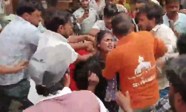 مظفر نگر میں مسلم نوجوان اور ہندو خاتون پر مبینہ حملہ (ویڈیو وائرل)