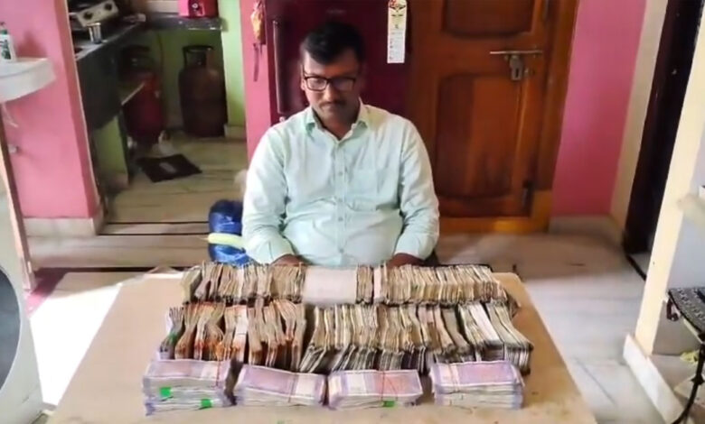 پداپلی میں میونسپل اسسٹنٹ انجینئر رشوت لیتے ہوئے گرفتار، گھر سے 32 لاکھ سے زائد نقد رقم برآمد