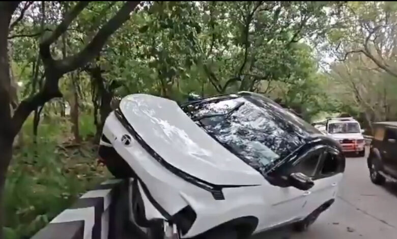 تروملا گھاٹ روڈ پر کار حادثہ، حفاظتی دیوار سے ٹکرانے کے باوجود تمام مسافر محفوظ