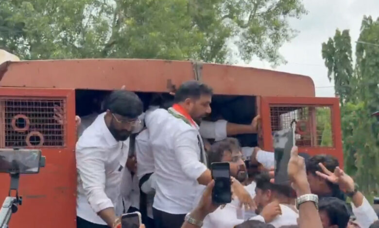دہلی میں طلبہ پر مبینہ لاٹھی چارج اور راہول گاندھی کی گرفتاری کے خلاف کانگریس کا حیدرآباد میں زبردست احتجاج، فہیم قریشی سمیت کئی قائدین حراست میں