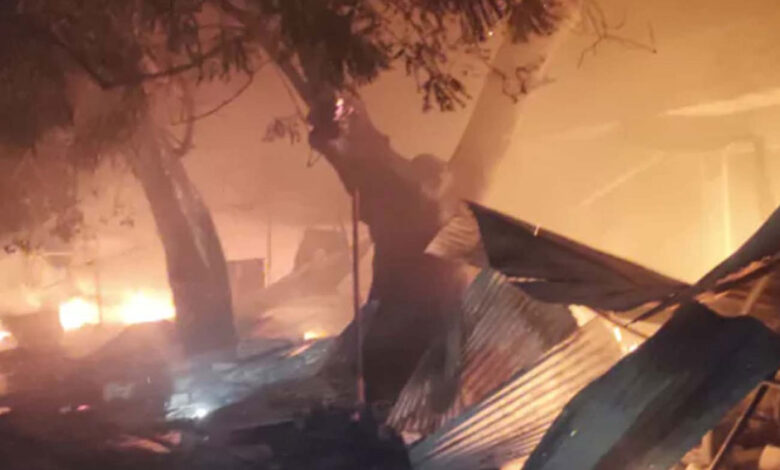تلنگانہ: چرواگٹو مندر کے دامن میں آگ لگنے سے 17 دکانیں اور 15 ٹھیلے جل کر خاکستر