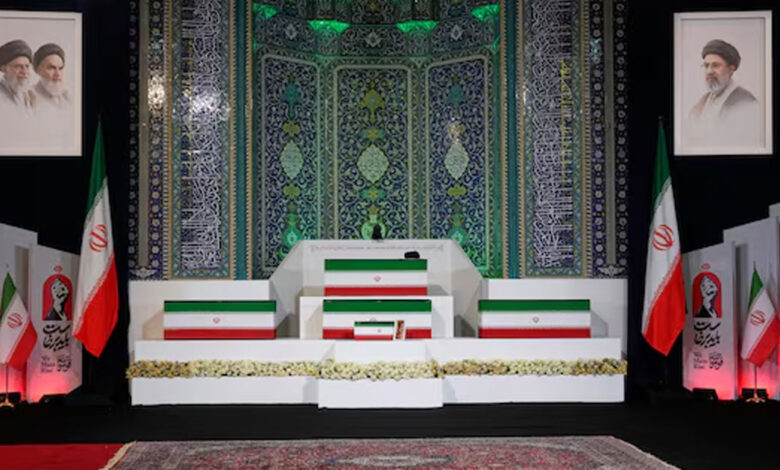 شہید ایرانی سپریم لیڈر علی خامنہ ای کی نمازِ جنازہ: ہزاروں افراد کے ’انتقام‘ اور ’امریکہ مردہ باد‘ کے نعرے