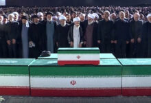 تہران میں آیت اللہ سید علی خامنہ ای اور اہلِ خانہ کی نمازِ جنازہ ادا، لاکھوں افراد کی شرکت