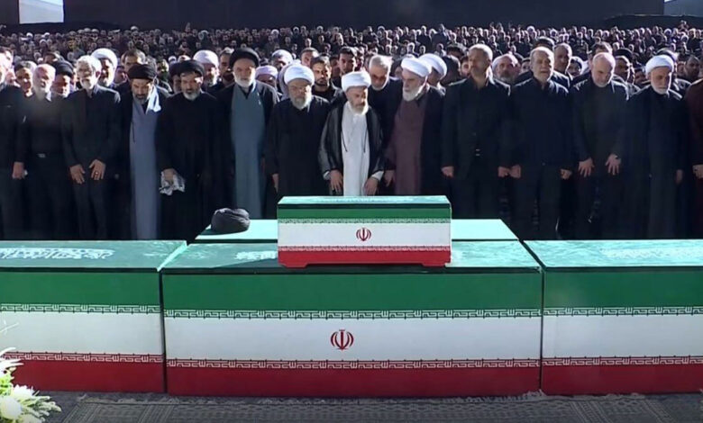 تہران میں آیت اللہ سید علی خامنہ ای اور اہلِ خانہ کی نمازِ جنازہ ادا، لاکھوں افراد کی شرکت