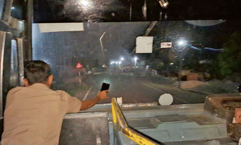 موبائل فون کی ٹارچ کی روشنی میں بس چلانے کا واقعہ، کرناٹک میں تین ملازمین معطل