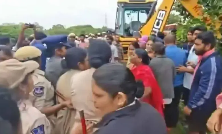 شمس آباد میں بلٹ ٹرین منصوبہ کی اراضی پر فینسنگ کے دوران کسانوں اور حکام میں تصادم