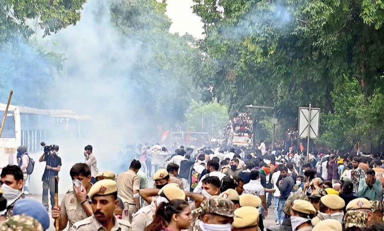 سی جے پی کے پارلیمنٹ چلو مارچ کو ناکام بنانے لاٹھی چارج۔مظاہرین کئی کیلو میٹر پیدل چلنے پر مجبور