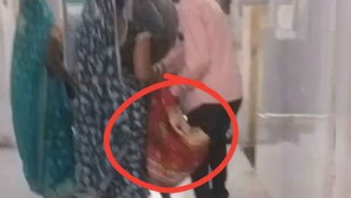 ہاسپٹل میں بزرگ خاتون کو اسٹریچر نہ ملا، افراد خاندان نے چادر میں اٹھا کر وارڈ پہنچایا