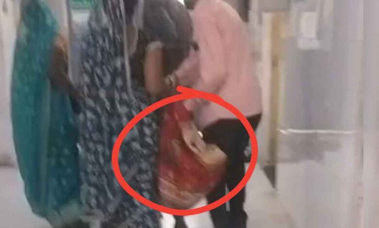 ہاسپٹل میں بزرگ خاتون کو اسٹریچر نہ ملا، افراد خاندان نے چادر میں اٹھا کر وارڈ پہنچایا