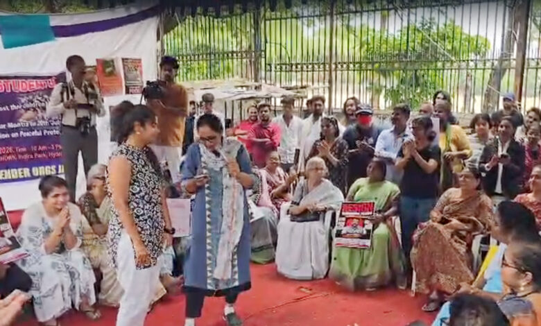 حیدرآباد میں جنتر منتر کے طلبہ سے اظہارِ یکجہتی، دہلی پولیس کارروائی کے خلاف احتجاج، وزیرِ تعلیم کے استعفے کا مطالبہ