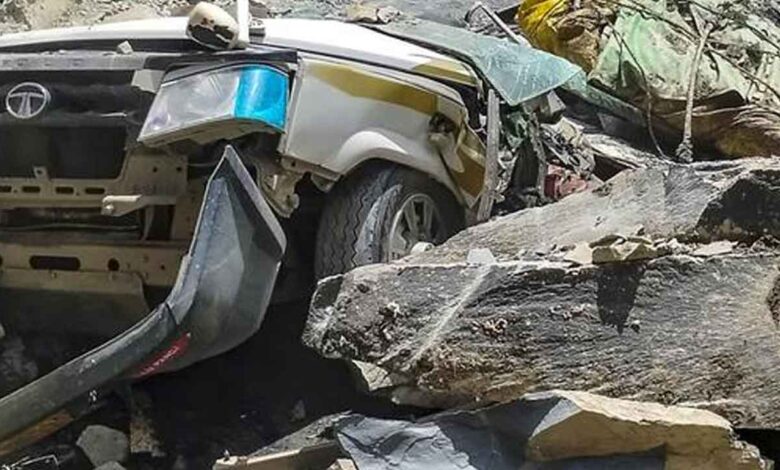 ہماچل پردیش میں ایس یو وی پر بولڈرس گرپڑے، 13 افراد ہلاک
