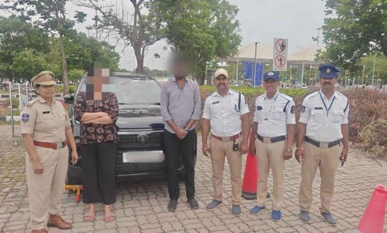 حیدرآباد ایئرپورٹ روڈ پر خطرناک اسٹنٹ، آئی ٹی ملازم اور خاتون کے خلاف مقدمہ درج