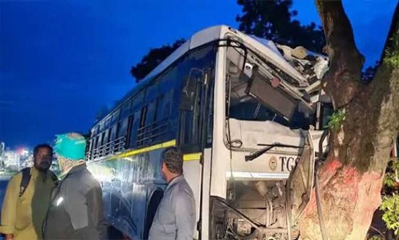   ٹی جی ایس آر ٹی سی کی برقی بس درخت سے ٹکرا گئی، 12 مسافر زخمی