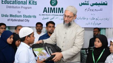 اے آئی ایم آئی ایم صدر بیرسٹر اسدالدین اویسی نے اردو میڈیم طلبہ میں تعلیمی کٹس تقسیم کیں