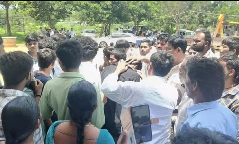 کریم پلی کے گُرکُل اسکول میں سینئر طلبہ کا جونیئرز پر مبینہ حملہ، خوفزدہ طلبہ ریلوے اسٹیشن پہنچ گئے